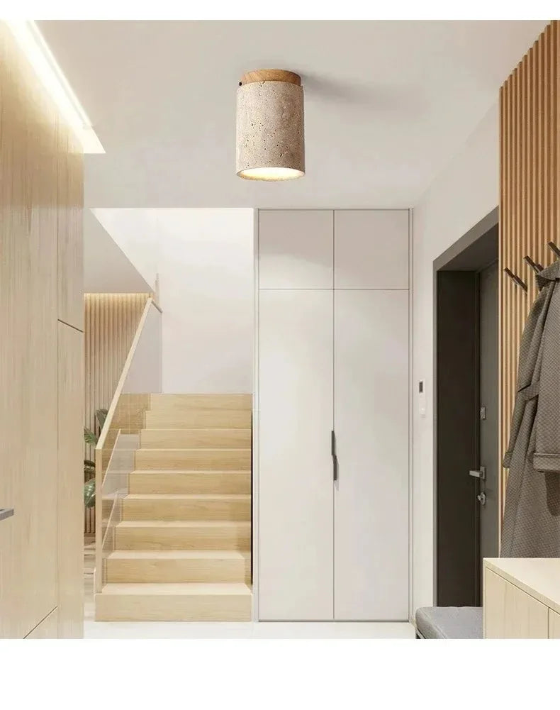 Cairn installé dans une entrée