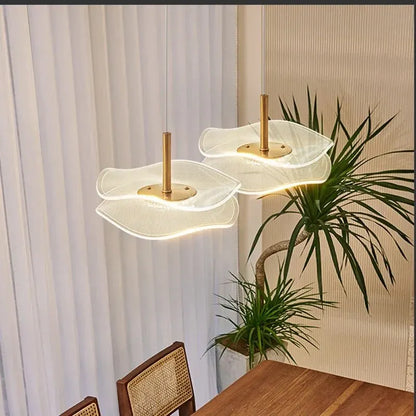 Lanterne allumée au-dessus d'une table