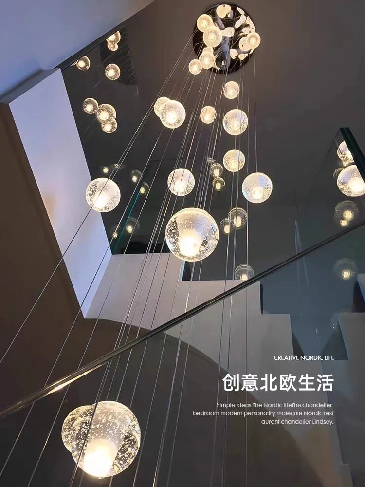 Grêle, lustre à boules de cristal, vue d'ensemble