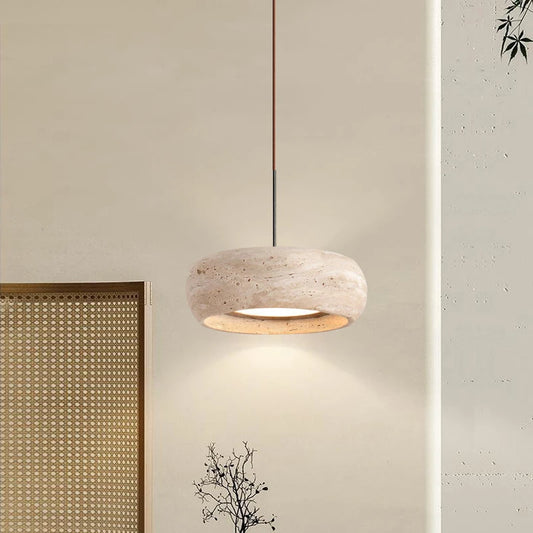 Ocre, suspension en pierre jaune translucide, vue d'ensemble