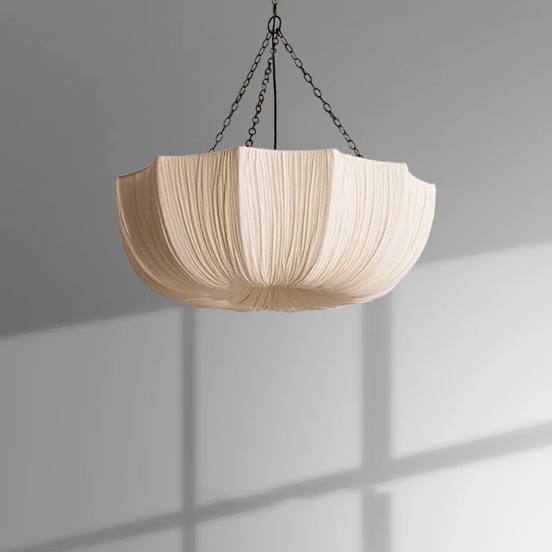 Nuée, lustre en tissu plissé, vue d'ensemble
